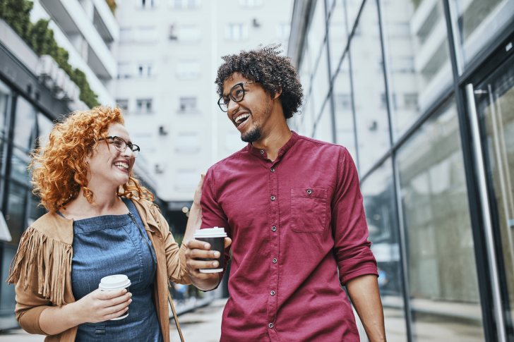 collegas-wandelen-samen-in-de-stad