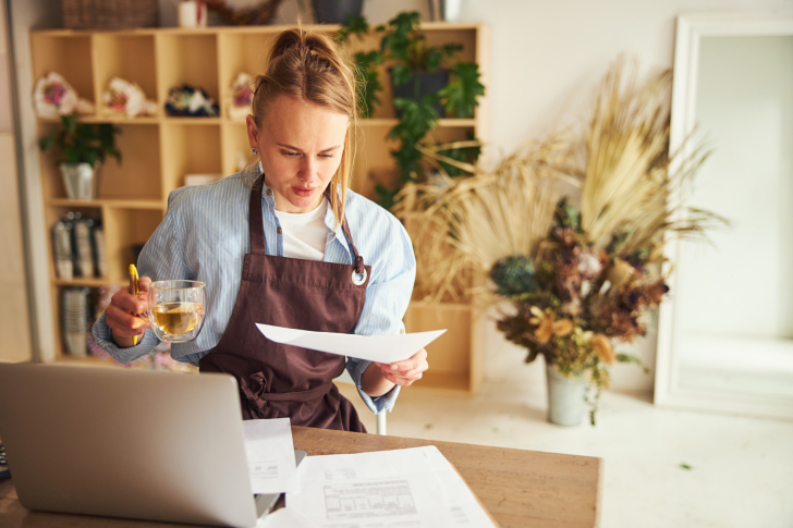 vrouw-factuur-facturen-debiteur-betalen-kantoor-laptop