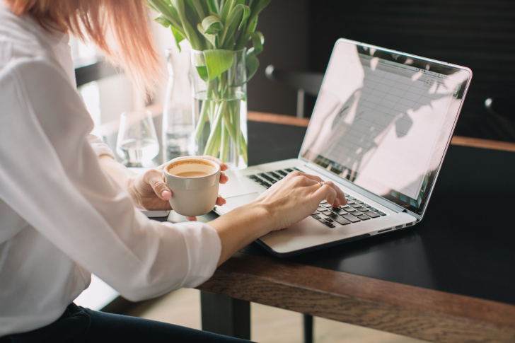 Vrouw - laptop - koffie - werken
