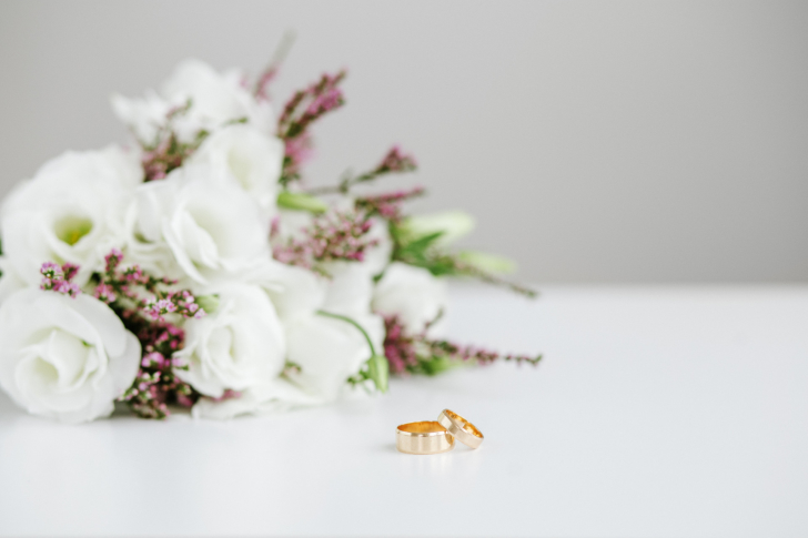trouwdag-trouwen-huwelijk-geregistreerd-partnerschap-ringen-bloemen