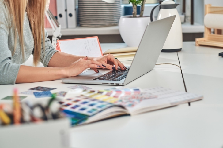 vrouw op laptop administratie betaallink factuur