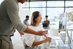 samenwerking-collega-medewerker-personeel-werknemer-computer-lach