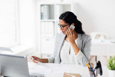 calling-smartphone-office-factuur-betalen-vrouw-bellen-telefoon