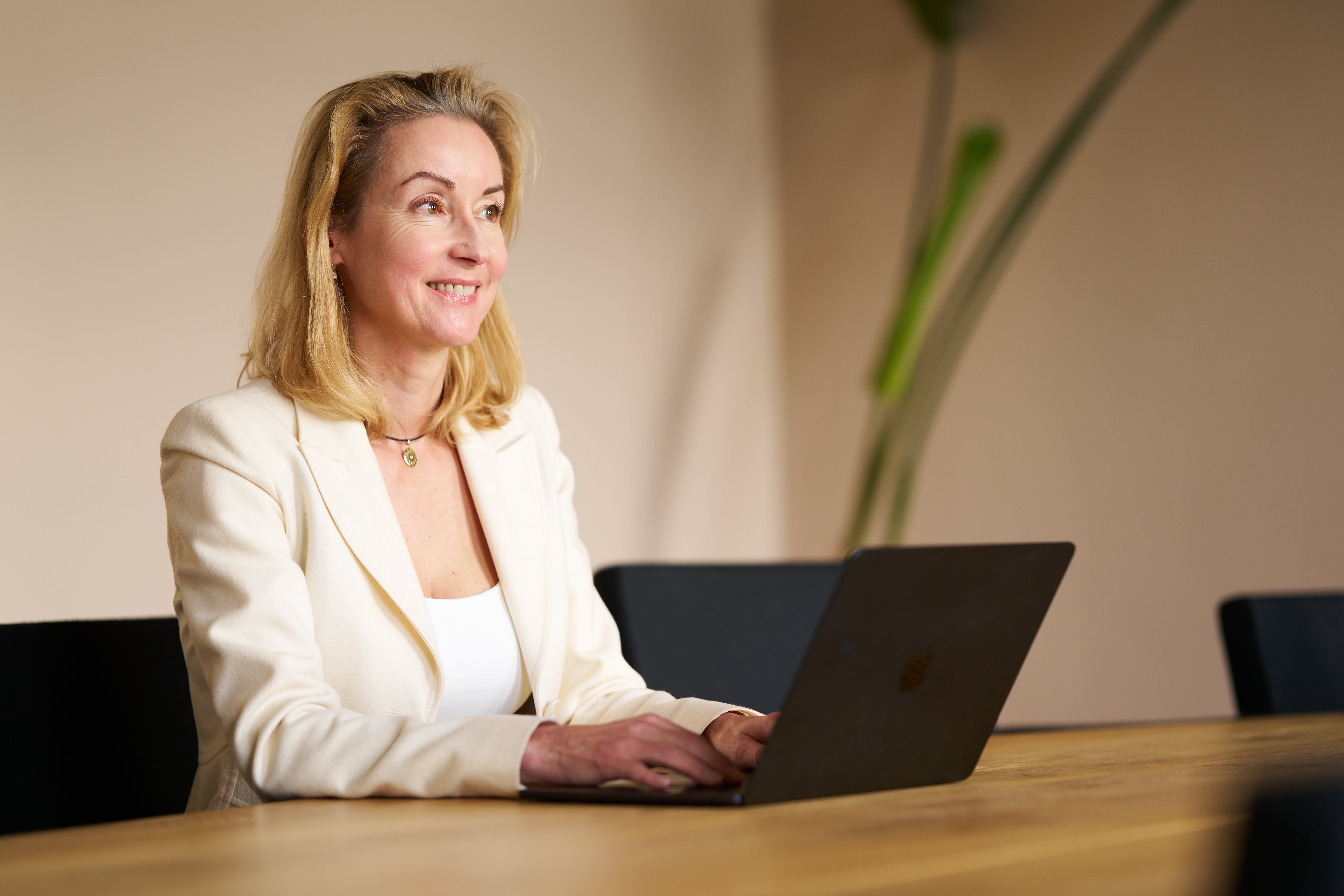 Fleur Sluiter achter laptop