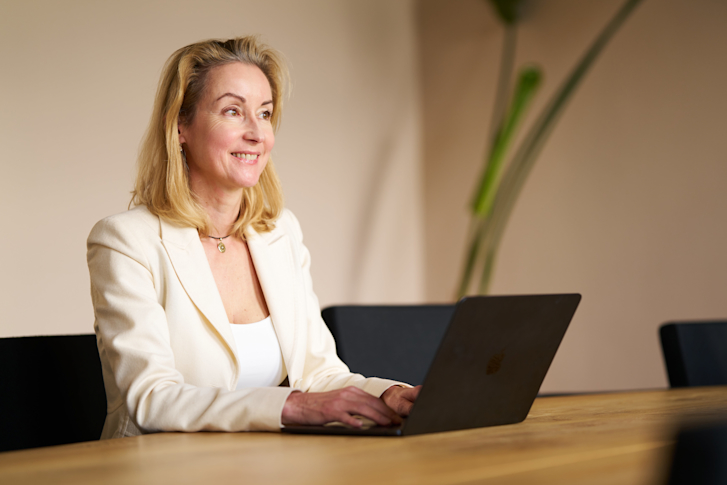 Fleur Sluiter achter laptop