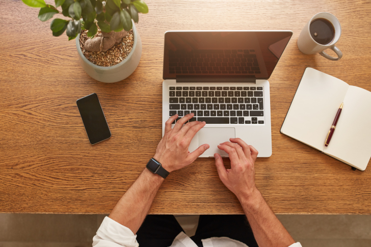 Bureau - werkplek - mobiel - laptop - noteboek - boom