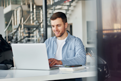 Man achter laptop - urenadministratie