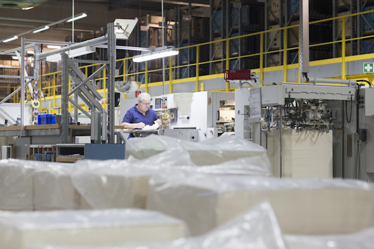 Medewerker in een papierfabriek