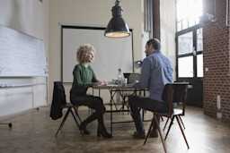 Man en vrouw in gesprek aan tafel