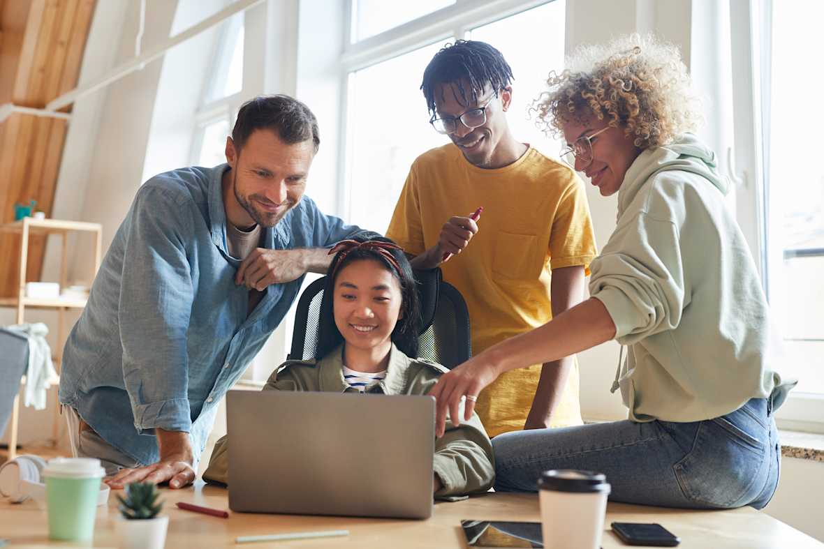 4 collega's werken samen aan project