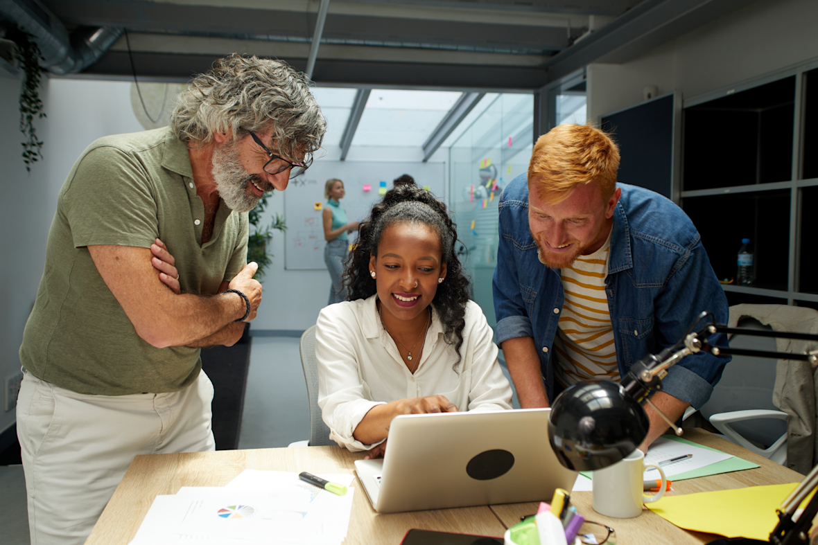 3 collegas bespreking achter laptop