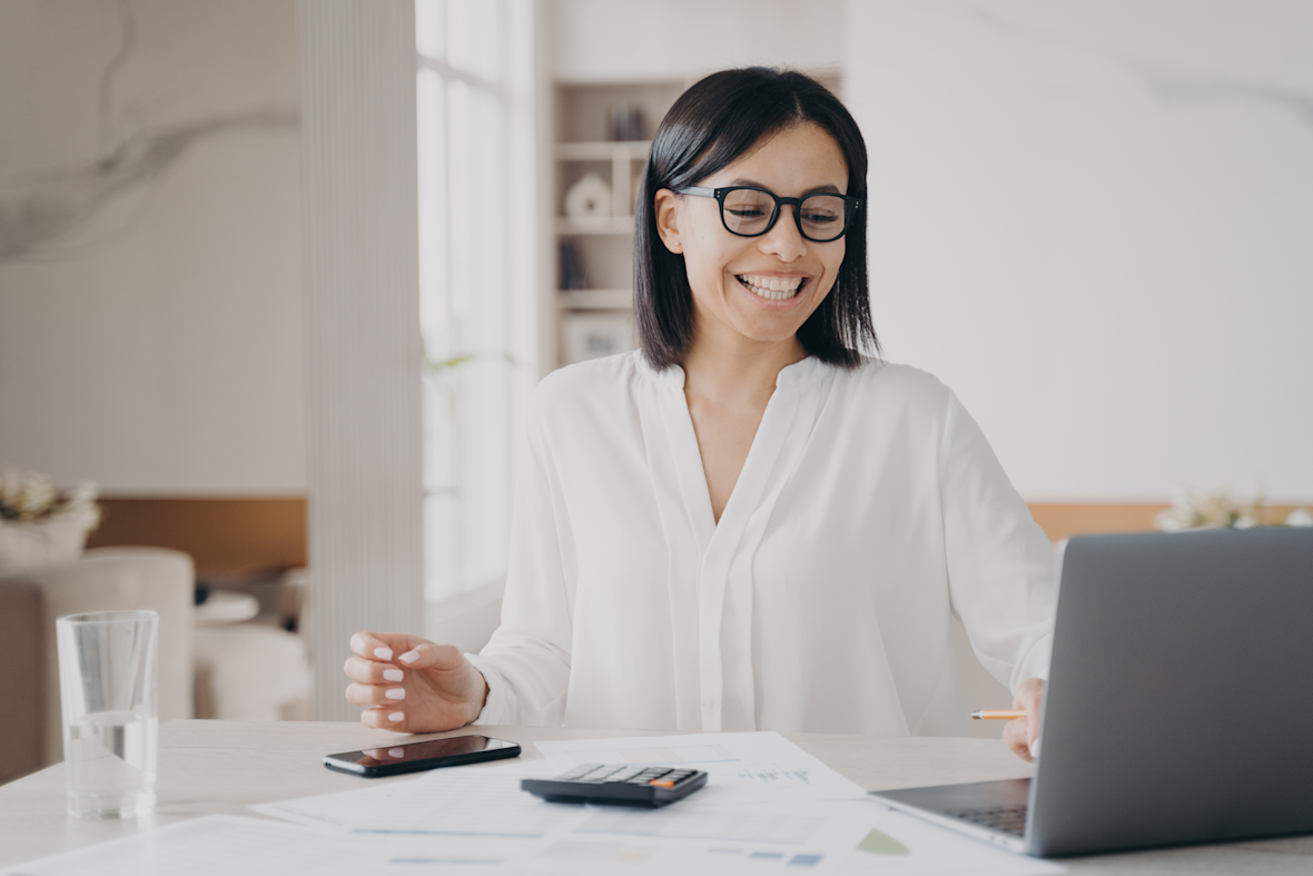 vrouw-blij-werkgever-rekenmachine-computer