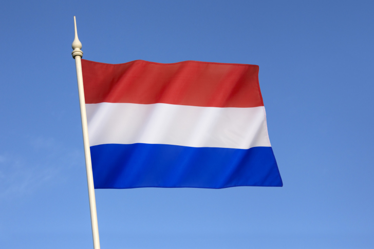 Nederlandse vlag blauwe lucht, 5 mei bevrijdingsdag