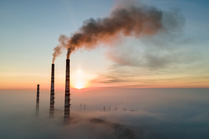 uitstoot-co2-fabriek-lucht-milieu-reductie-verminderen