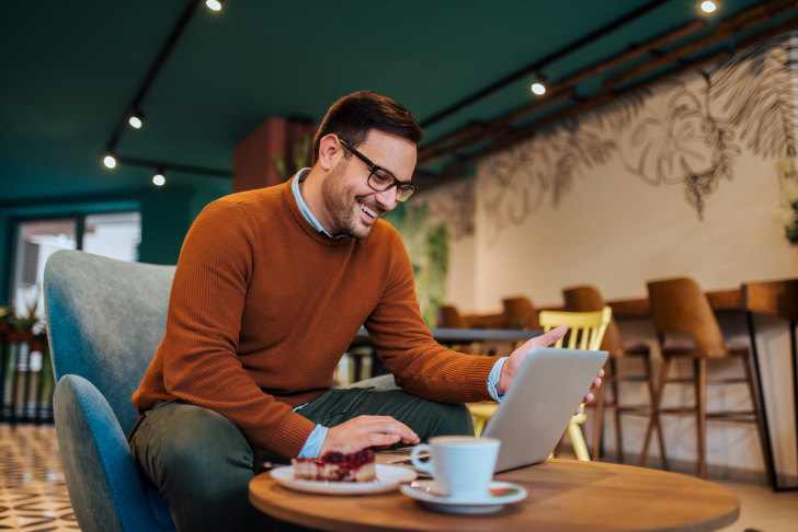 ondernemer-man-bril-hybride-cafe-flex-lachen-koffie-kantoor