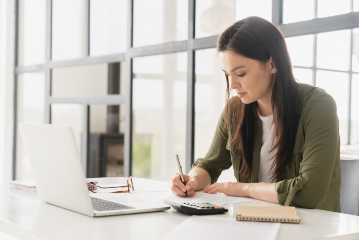 vrouw-administratie-boekhouding-crediteuren-factuur-facturen