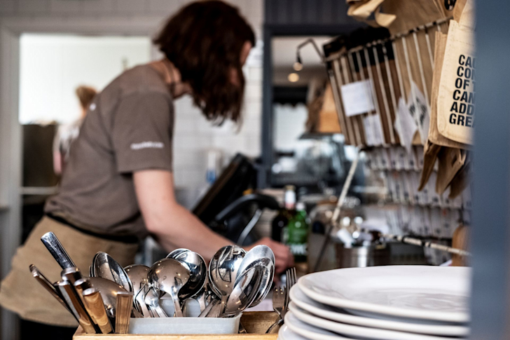 Vrouw in restaurant aan het werk