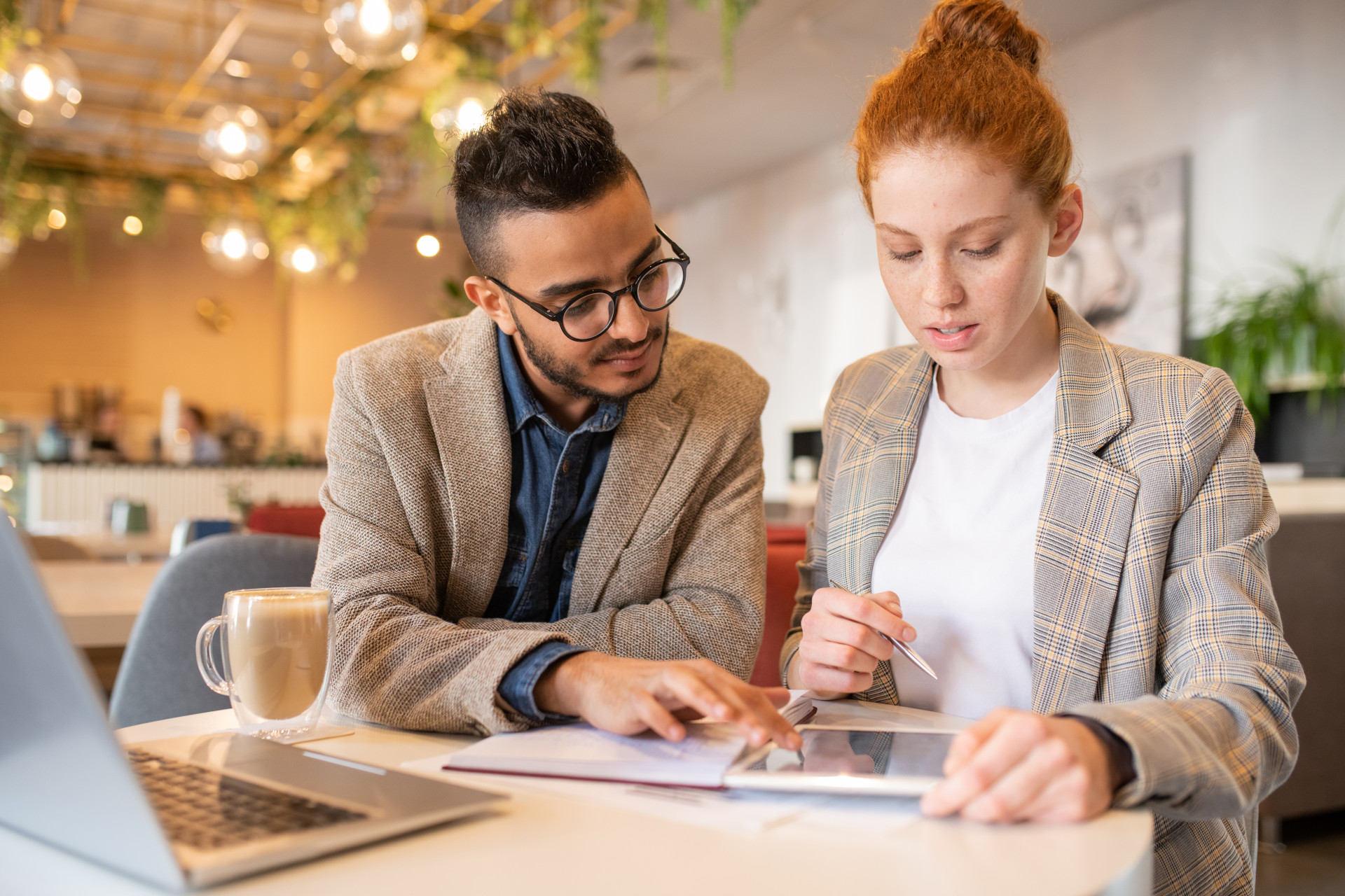 samenwerken-kantoor-man-vrouw-creatief-personeel