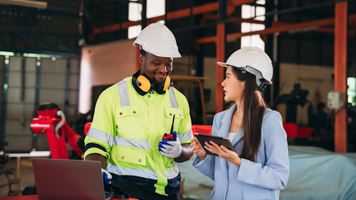 Man en vrouw op werkplaats - veilig werken zorgplicht
