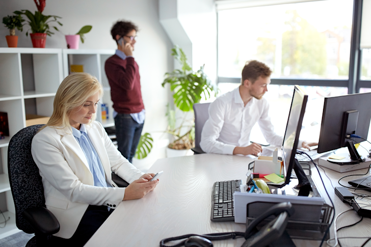 Jonge mensen op kantoor - aanwezigheidsbeleid