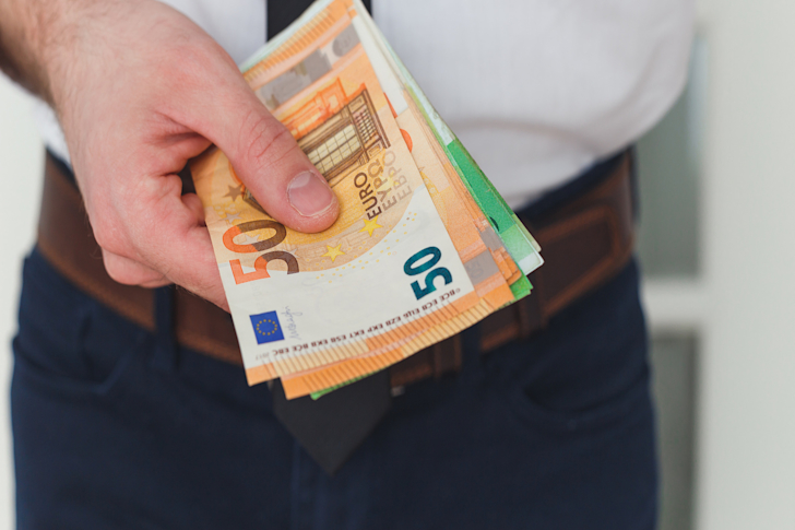 Man met geld in hand 3.12.21
