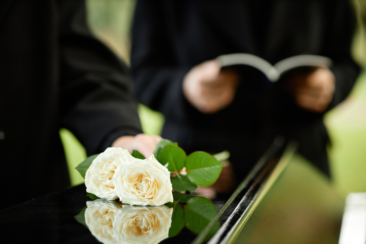 bloem-kist-uitvaart-overlijden-crematie-roos