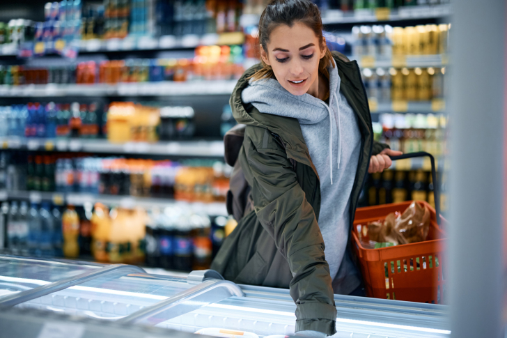 winkel-boodschappen-prijzen-prijs-inkopen-vrouw-mandje