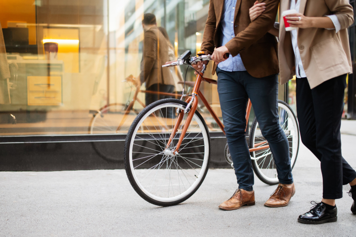fiets-mobiliteit-vervoer-mannen-stoep