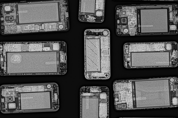 CORE Changemakers project: röntgenfoto van telefoons om batterijen te herkennen
