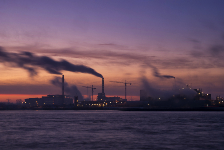 chemisch-industrie-zee-water-rivier-uitstoot-co2