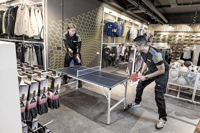NEXAFE medewerkers pingpongen even tijdens een klus in een sportzaak