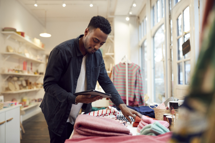 man-winkel-kleding-tablet-ondernemer-inventaris