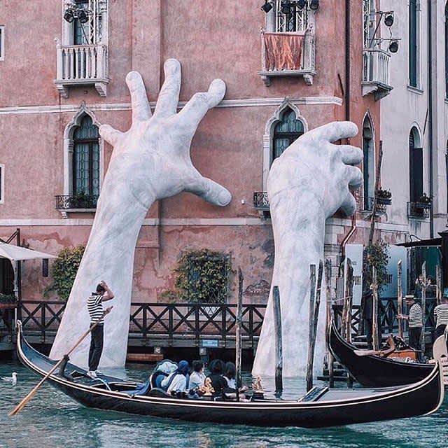 Venecia con manos enormes sobre sus fachadas;