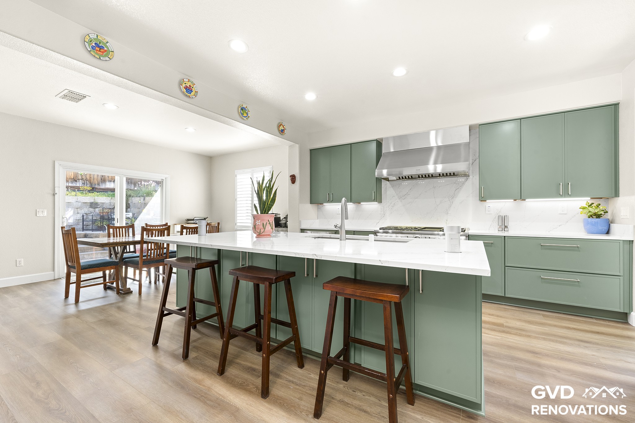 Bright kitchen with a quartz island, counter seating and an adjoining breakfast nook