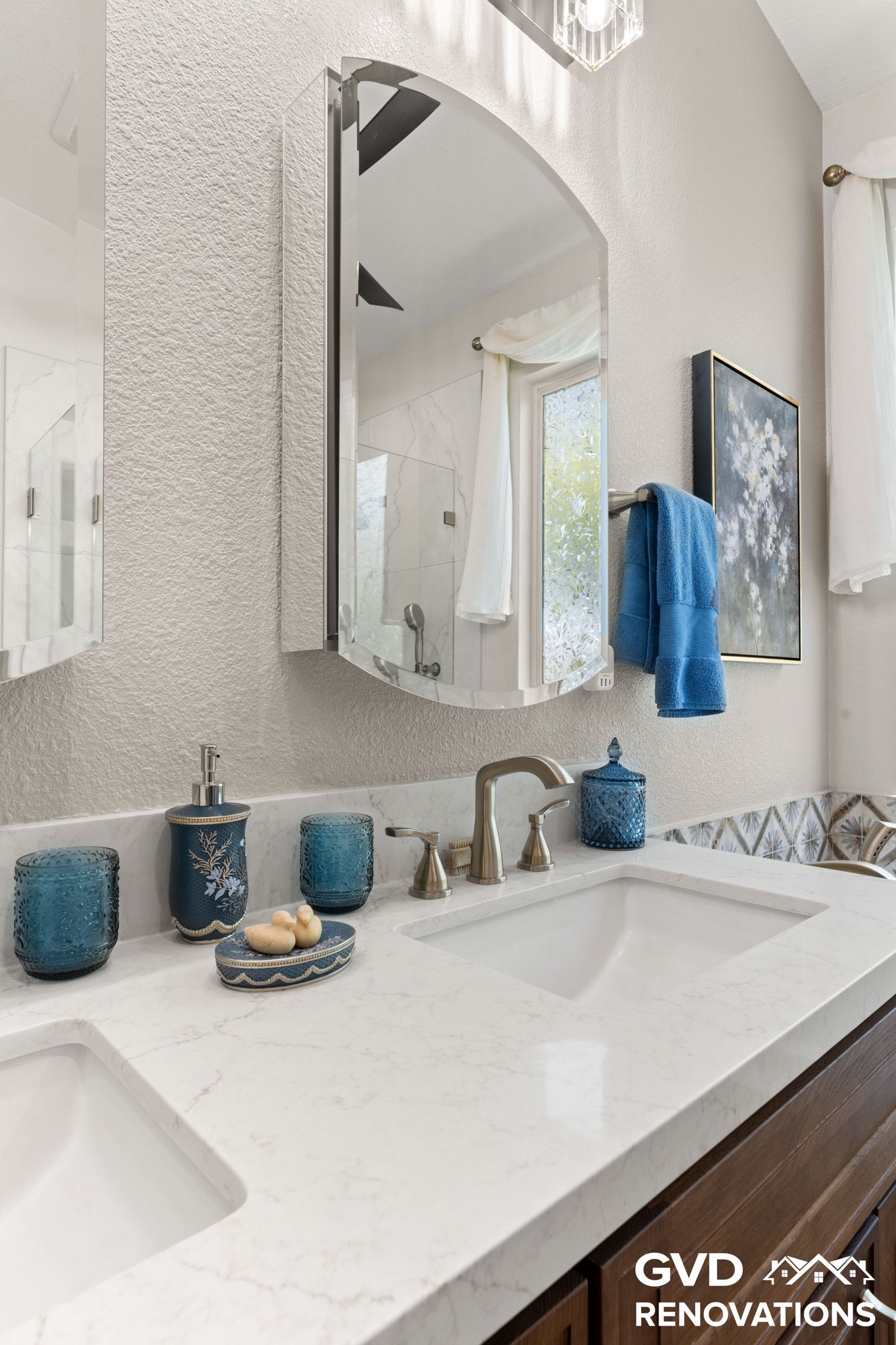 Wood double vanity with two undermount sinks, quartz countertop and a large mirror