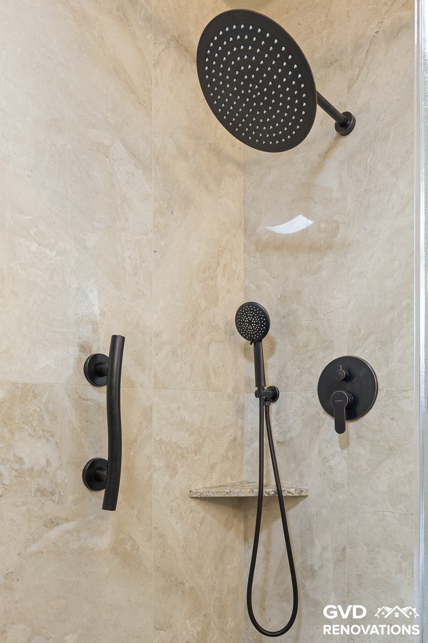 Walk-in shower with travertine-look walls, a rainfall head and a handheld on matte-black trim