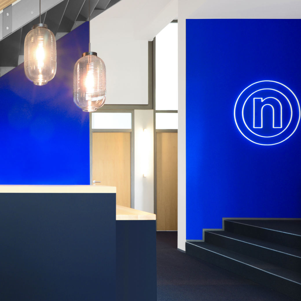 Der Empfang von dbn mit dem Neon n in zwei Kreien rechts an der Wand