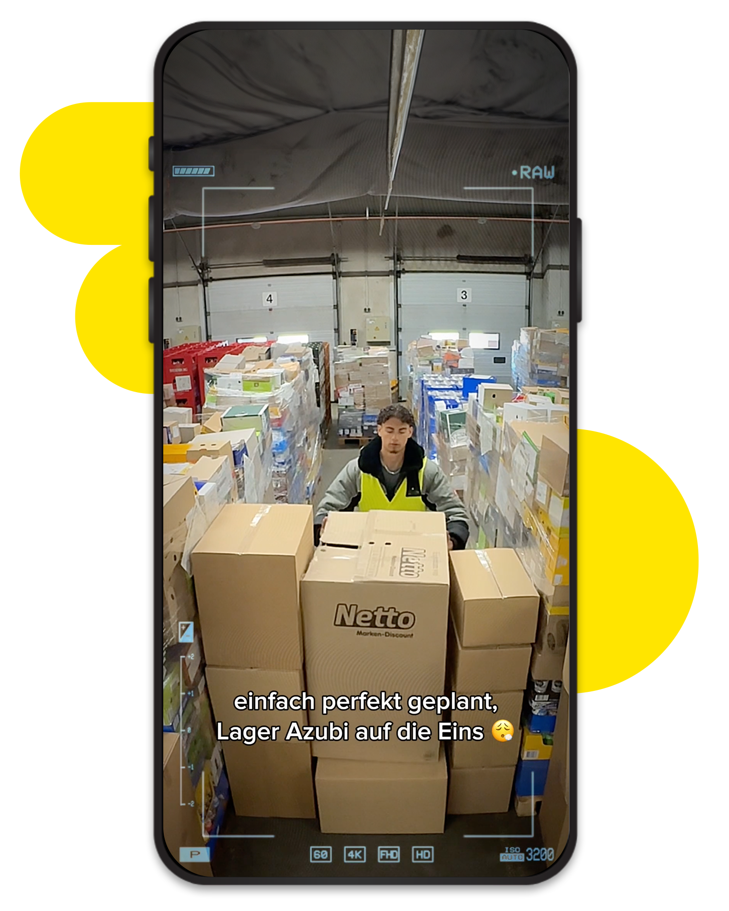 Ein junger Mann der in einer Lagerhalle Kartons stapelt 