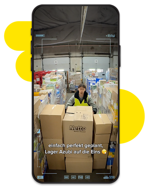 Case | Netto EB | Gallery 4 Ein junger Mann der in einer Lagerhalle Kartons stapelt