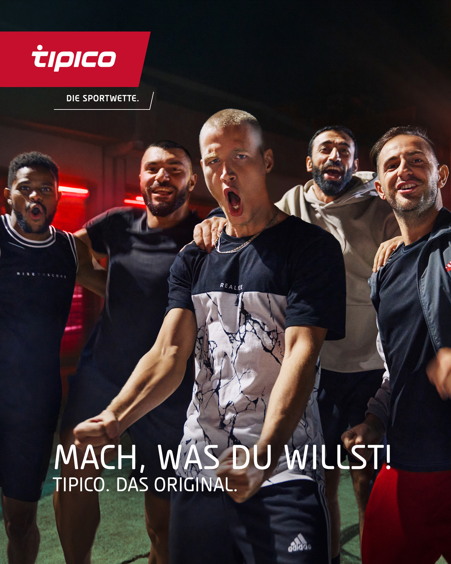 Jubelnde Männer vor dunklem Hintergrund Tipico: "MACH, WAS DU WILLST!"