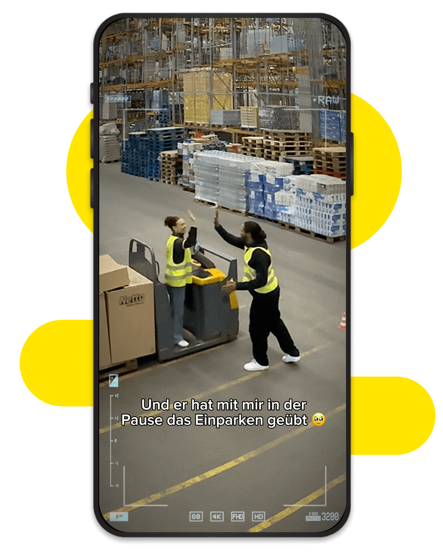 Zwei Netto Angestellte in einer Lagerhalle