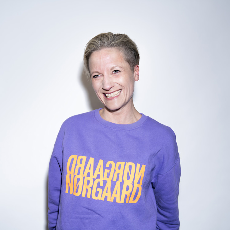 Home | Tanja Schmidt 2 | dbn Faces Tanja Schmidt steht in der Mitte und lächelt