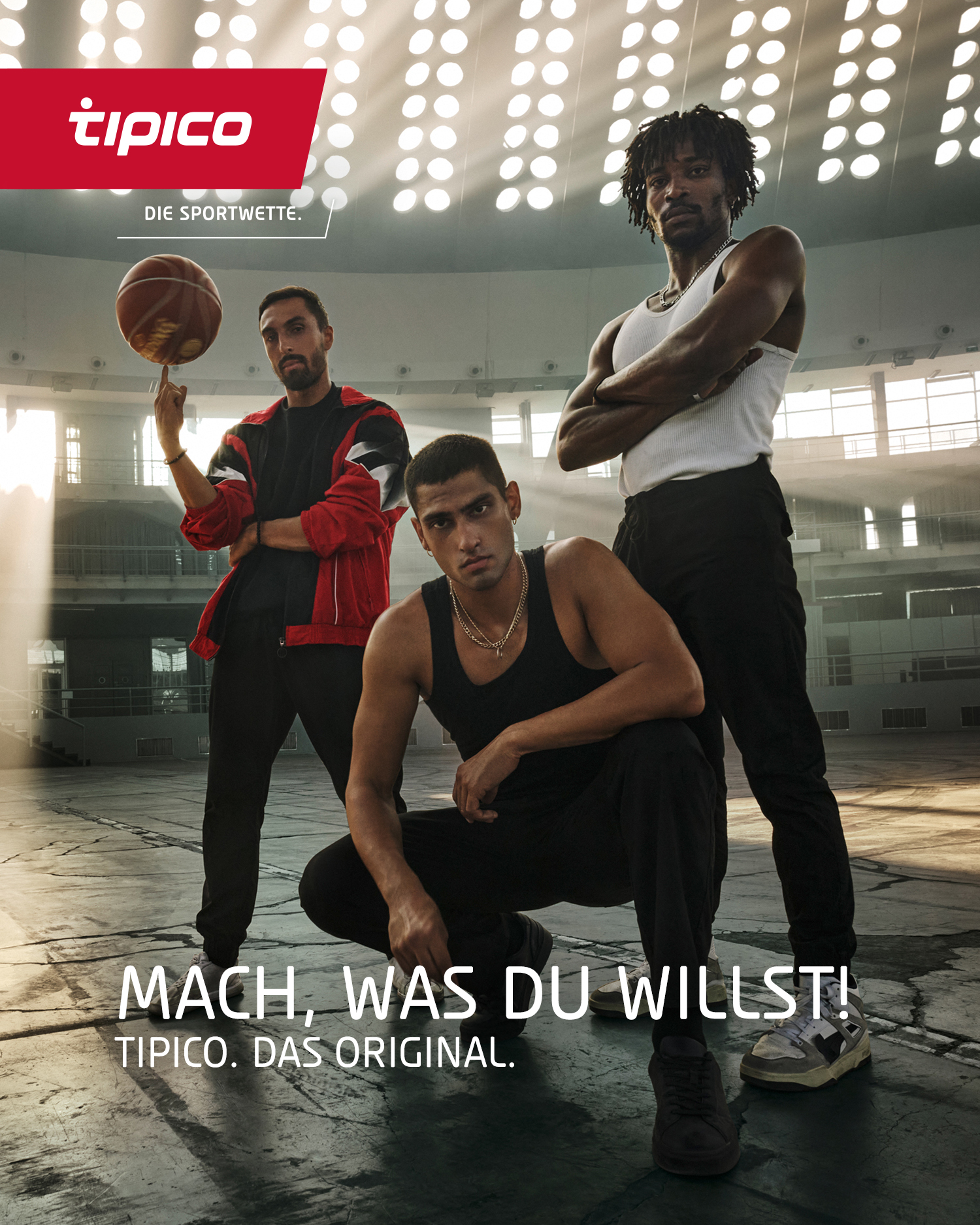 Drei Männer ein Basketball eine Arena  Tipico: "MACH, WAS DU WILLST!"