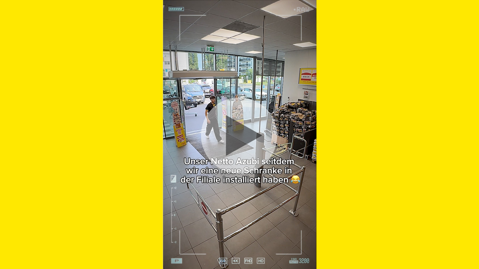 Case | Netto EB | Video Thumbnail Desktop Junger Mann betritt eine Netto-Filiale
