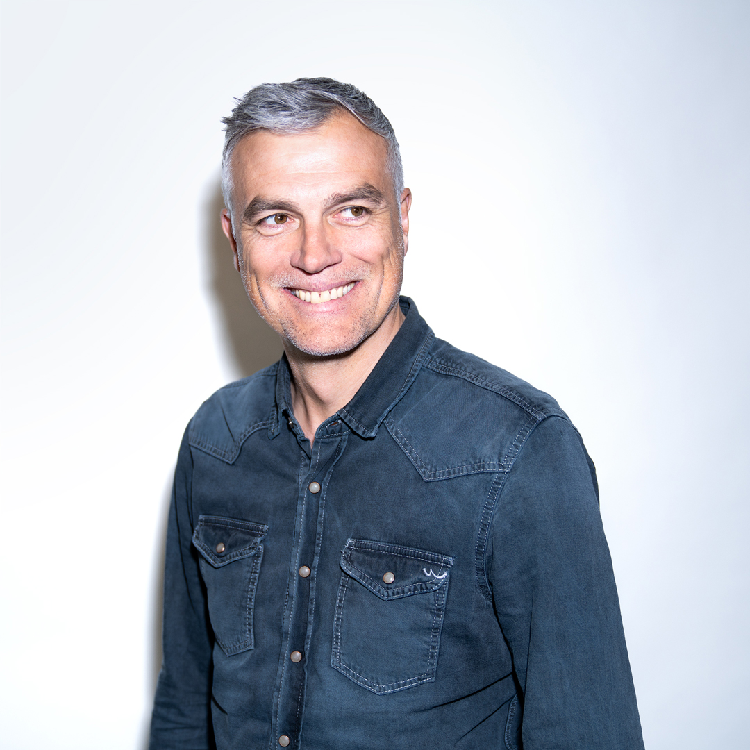 Oliver Drost lächelt und blickt nach links