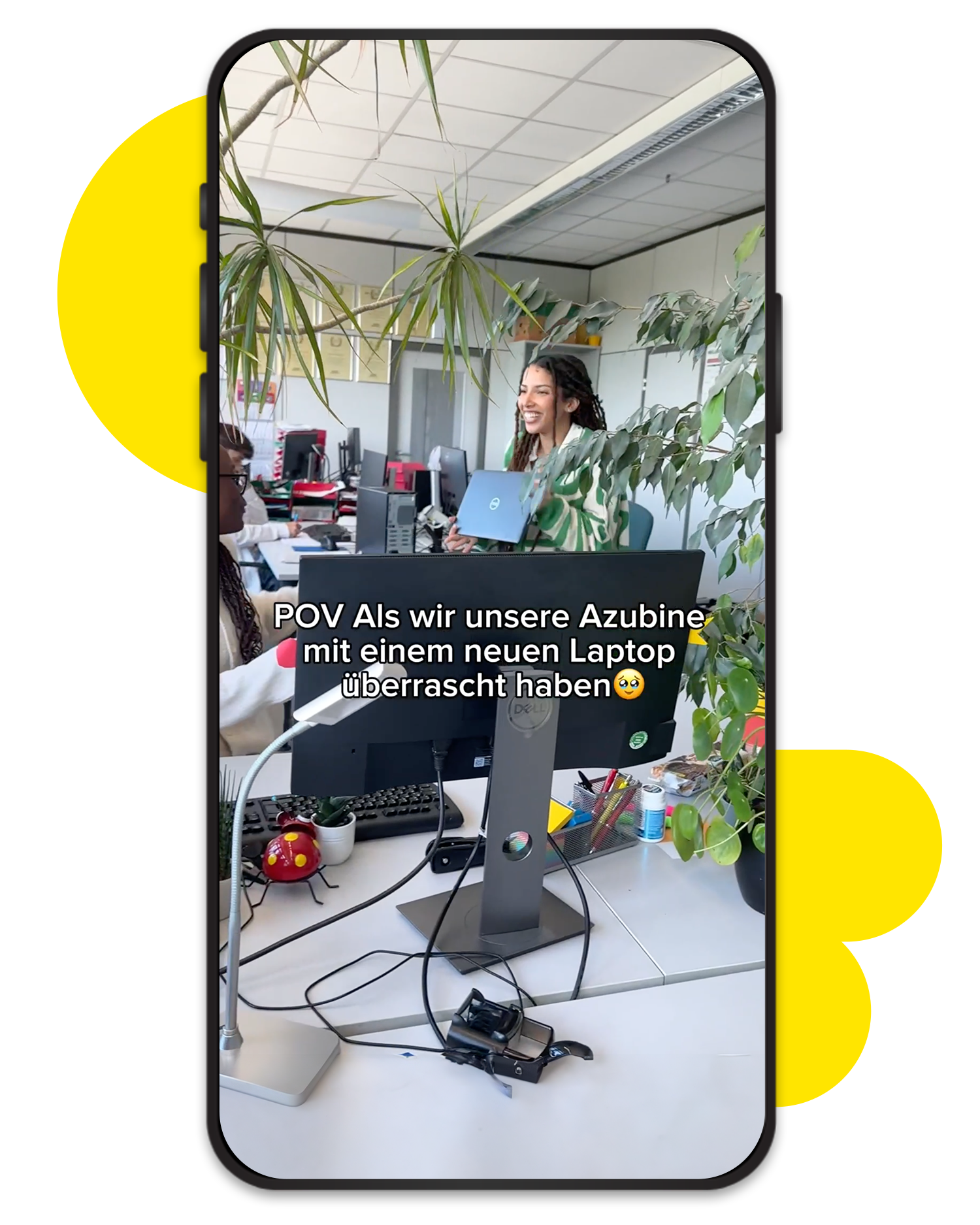 Eine Auszubildende die mit einem neuen Laptop überrascht wurde