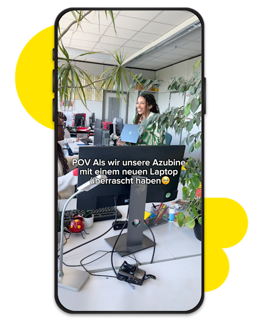 Case | Netto EB | Gallery 1 Eine Auszubildende die mit einem neuen Laptop überrascht wurde