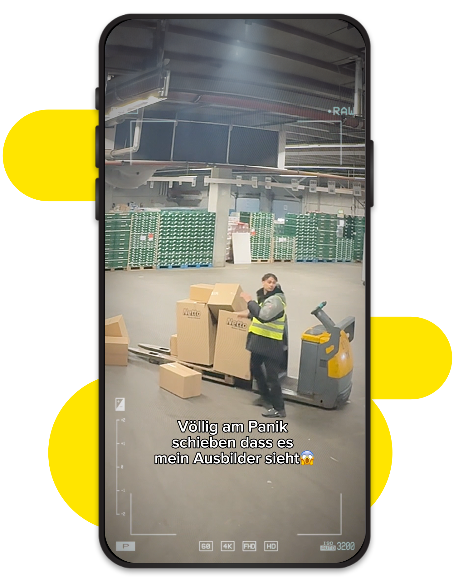 Ein junger Mann mit Netto Kartons in einer Lagerhalle