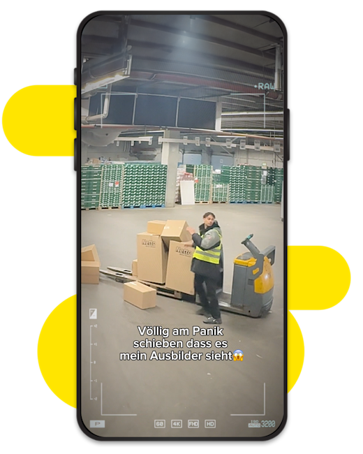 Case | Netto EB | Gallery 6 Ein junger Mann mit Netto Kartons in einer Lagerhalle