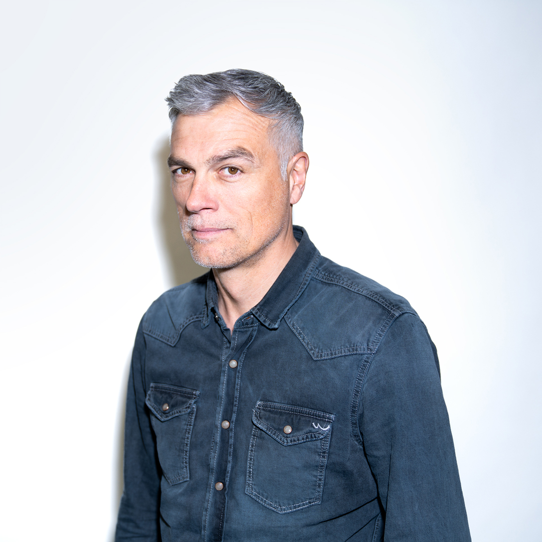 Oliver Drost blickt in die Kamera
